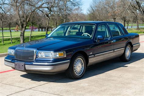 Discover the Classic Charm of the 1995 Lincoln Car