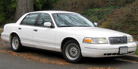 1998 Crown Victoria Review: Classic Style and Reliability