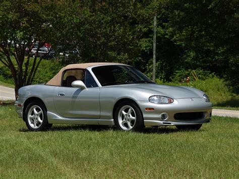 Top Reasons to Love the 2000 Mazda Miata for Car Enthusiasts