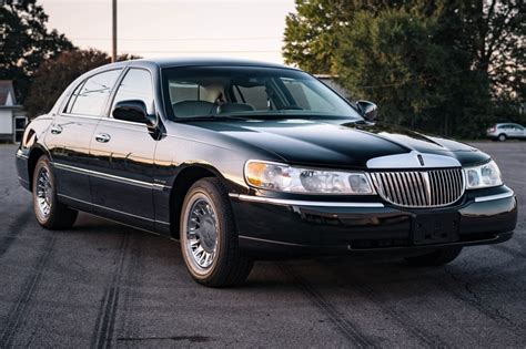 Discover the Features and Value of the 2002 Lincoln Town Car