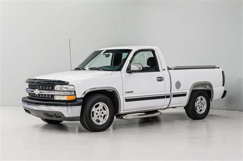 2002 Silverado: A Comprehensive Guide to Features,Specs, and Value