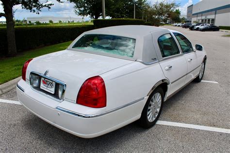 2023 Guide to the 2005 Lincoln Town Car: Features, Pricing, and Reviews
