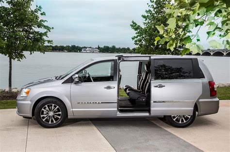 2014 Chrysler Town Country Review Expert Insights Pricing And Trims