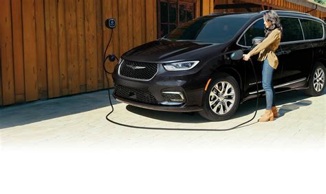 2017 Chrysler Pacifica Hybrid Plug In Minivan Offers 30 Miles Of Electric Range