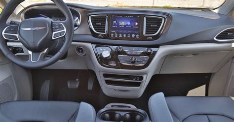 2017 Chrysler Pacifica Review Autoguide Com