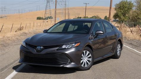 2018 Toyota Camry Camry Hybrid Gain Big Mpg For 2018 Cars Com