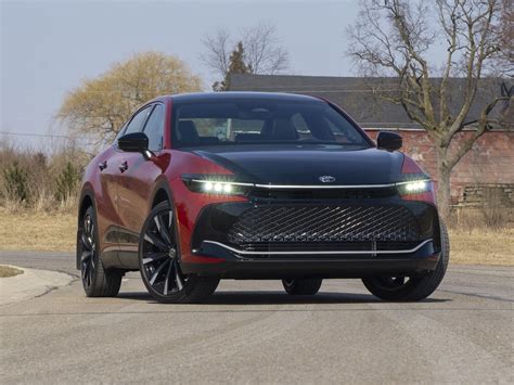 2025 Toyota Crown Reviews: What Experts Say About Its Performance