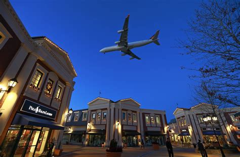25 Mcarthurglen Designer Outlet Vancouver Airport Stock Photos High