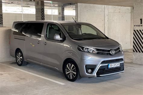 Top Benefits of Choosing an 8 Seater Automatic Vehicle for Family Travel