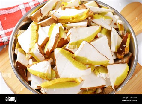 Bowl Sliced Fresh Mushrooms Hi Res Stock Photography And Images Alamy