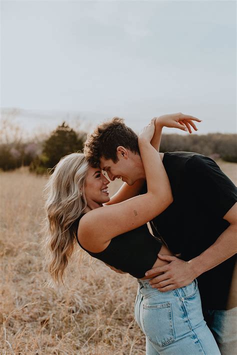 10 Stunning Couples Poses to Capture Love and Connection