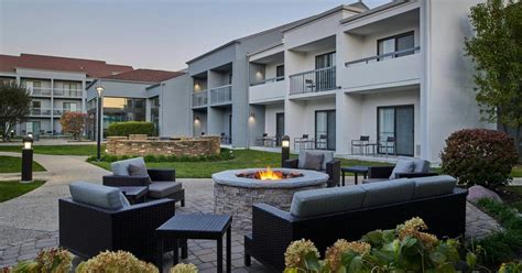 Courtyard By Marriott Chicago Oakbrook Terrace From 128 Oakbrook Terrace Hotel Deals Reviews Kayak