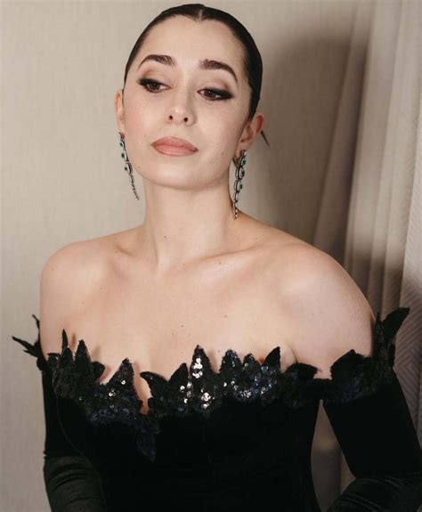 Cristin Milioti Stuns At 82Nd Golden Globe Awards Photoshoot 01 05