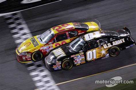 Daytona 500 Classic Harvick Beats Martin By 0 02S In Frantic 2007 Finish