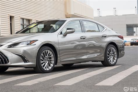 Why the Toyota ES300h Is the Perfect Hybrid for Commuters