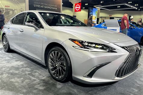 First Look Review 2024 Lexus Es Hybrid Is Still A Recommendable Mid Sizer
