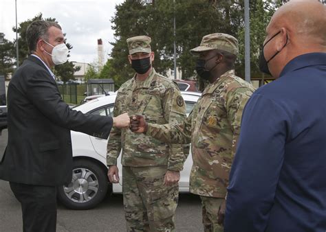 Former Army Physician Turned Governor Revisits Lrmc Landstuhl Regional Medical Center Articles