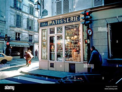 France Paris Old French Bakery Shop Front Boulangerie Patisserie Exterior Montmartre Street Lamp Neighborhoods Small Shop Windows In Night Vintage Paris Window Building Stock Photo Alamy