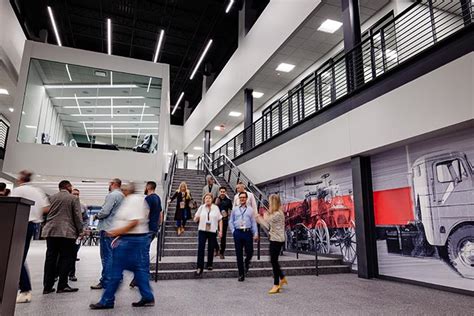 Top Reasons to Choose Freightliner Houston for Your Commercial Vehicle Needs