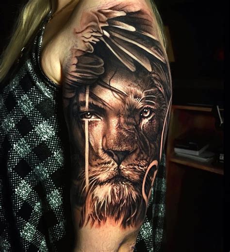 Graphic Style Lion Tattoo On The Right Shoulder Blade