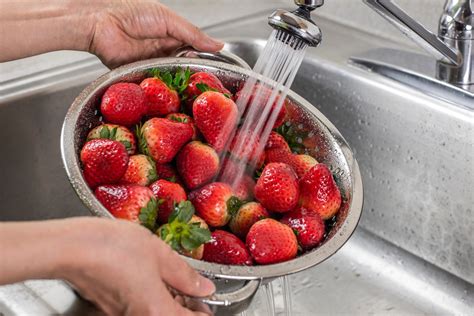 5 Ways Clean Strawberries