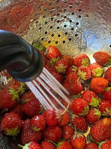 5 Ways Wash Strawberries