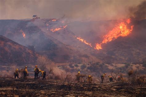 Hughes Fire In La County Explodes To Over 10 000 Acres Near Castaic