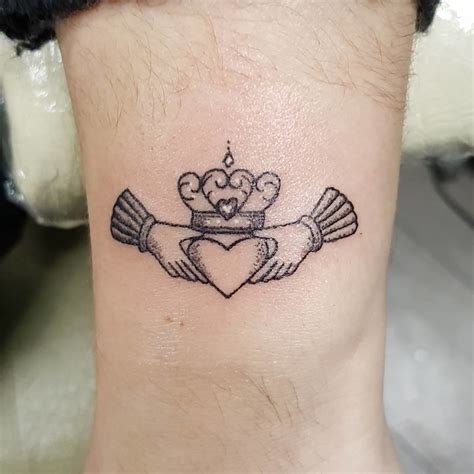 Irish Claddagh Tattoo Feat Get Your Tattoo On The Web Irish Claddagh Tattoo Feat Get Your Tattoo On The Web