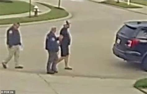 Joely De 53 A Os Y William Mitchell Keen De 52 Fueron Arrestados Despu S De Que Se Descubrieran Docenas De Fotos Y Videos Inquietantes En Su Tel Fono