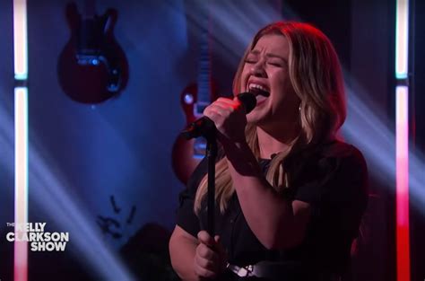Kelly Clarkson Covers Robert Palmer S Addicted To Love Watch Kelly Clarkson Covers Robert Palmer S Addicted To Love Watch