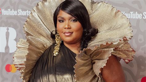 Lizzo S Weight Loss Journey Photos Fitness Tips More Hollywood Life