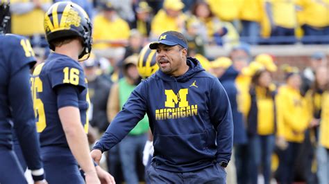 Michigan Football S Mike Hart Back On Sidelines Vs Penn State