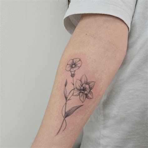 Minimalistic Friendship Flower Tattoos Matchingtattoos Friendshiptattoo Minimalistictattoo Wildflowertattoo Finelinetattoos Torontotattoo Callalily Snowdrop Queerartist Queertattoo Flowertattoo Tinytattoos