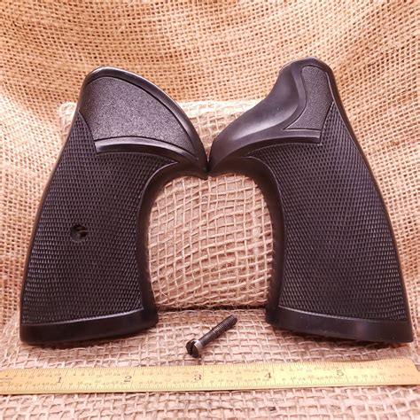 New Pachmayr Amp Quot Presentation Amp Quot Rubber Grips Ruger Security Six S N 151K