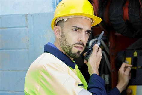 Operador De Maquinaria Pesada Hablando Por Walkie Talkie Vector Fondos