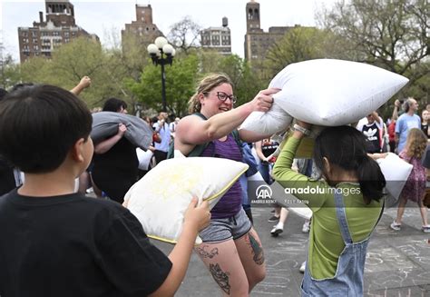 Pillow Wielders Pummel Each Other In New York Amp 39 S Washington Square Park Pillow Wielders Pummel Each Other In New York Amp 39 S Washington Square Park
