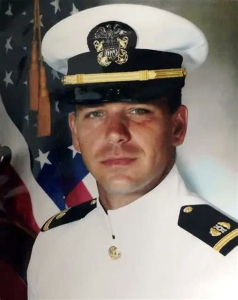 Ron Desantis Se Penche Sur Son Service Militaire Alors Que Sa Campagne