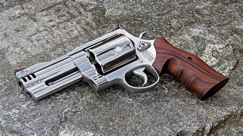 Smith Wesson 500 The Gun That Has As Much Firepower As A Rifle The National Interest Smith Wesson 500 The Gun That Has As Much Firepower As A Rifle The National Interest