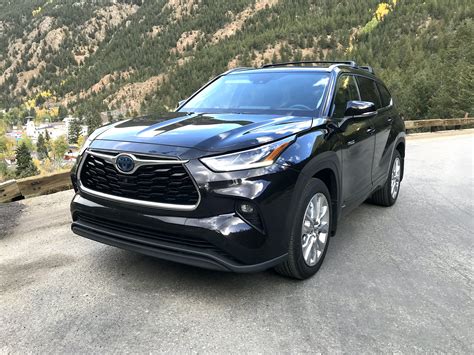 The 2022 Toyota Highlander Hybrid Is More Sensible Than The Gas Version In Real Life The 2022 Toyota Highlander Hybrid Is More Sensible Than The Gas Version In Real Life