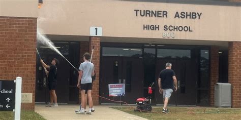 Turner Ashby High School Students Help Local Communities During Day Of Service