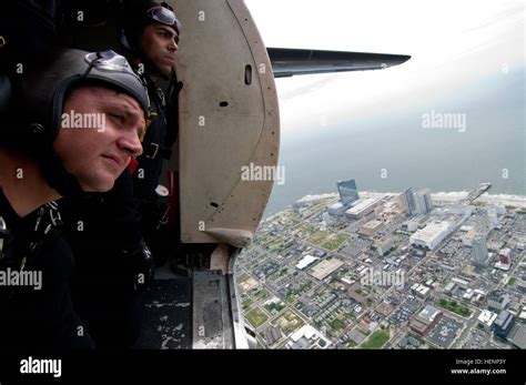 U S Army Pfc Jason Wenger And Sgt 1St Class Kevin Presgraves U S Army Pfc Jason Wenger And Sgt 1St Class Kevin Presgraves