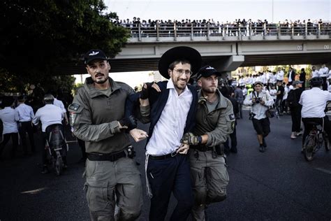 Ultra Orthodox Jews Clash With Israel Police Near Army S Recruitment Office Middle East Monitor Ultra Orthodox Jews Clash With Israel Police Near Army S Recruitment Office Middle East Monitor