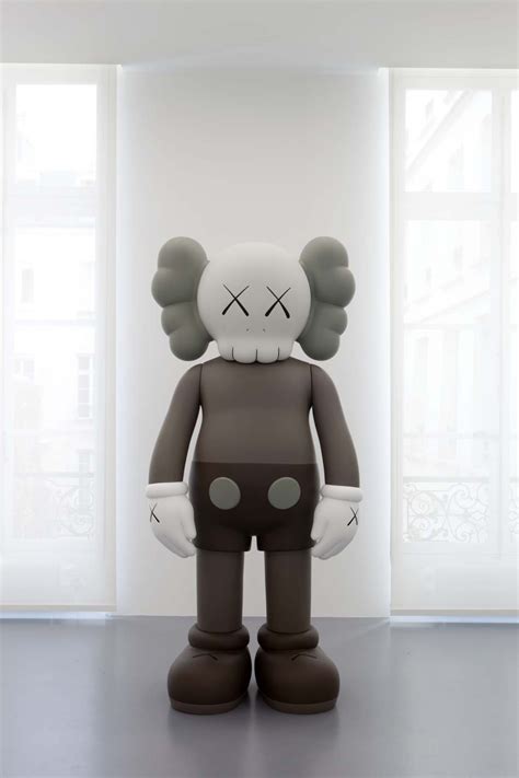 Um Primeiro Olhar Exclusivo Na Mais Recente Exposi O De Kaws Easy