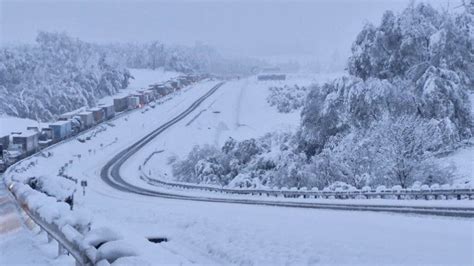 Unexpected Snowstorm In South Africa Leaves One Dead Many Trapped Unexpected Snowstorm In South Africa Leaves One Dead Many Trapped