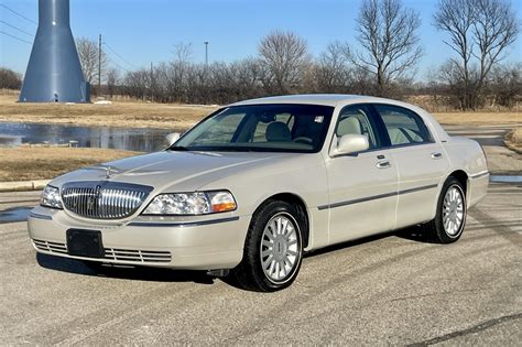 Used 2005 Lincoln Town Car Executive L Fleet Specs Features Edmunds Used 2005 Lincoln Town Car Executive L Fleet Specs Features Edmunds