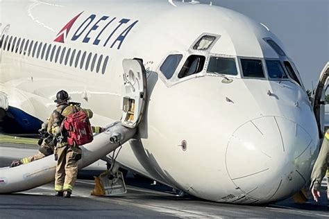 Video Delta Flight Makes Emergency Landing Without Gear Abc News