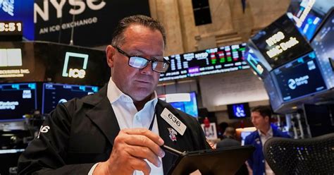 Wall Street Climbs In Choppy Trading After Fed Warns Of Rising Risks