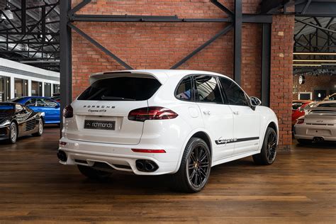 Discover Why the White Porsche Cayenne Stands Out on the Road